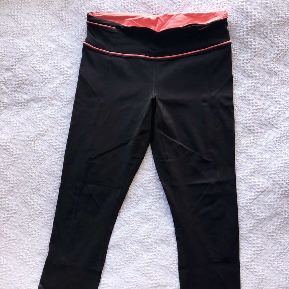 Cropped Lululemon leggings in dark gray